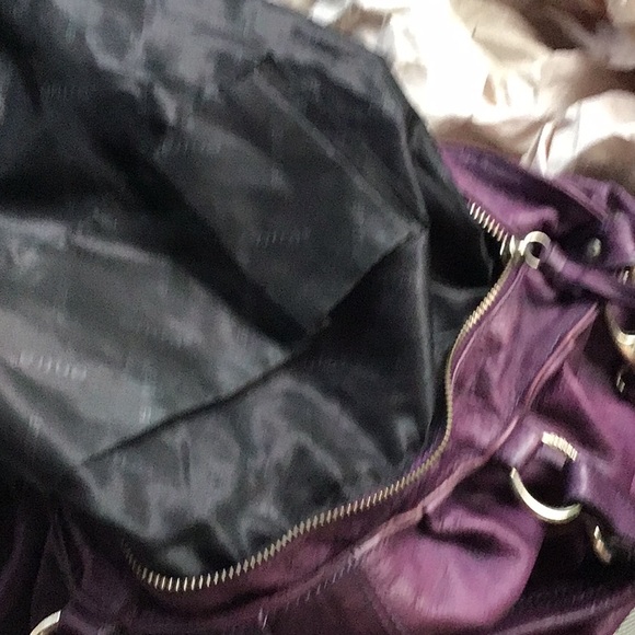 Purple italian leather hobo bag, large bag with zip top, soft distressed leather - Picture 8 of 16